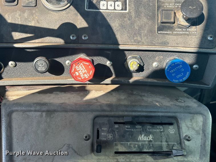 image for item NB9319 2002 Mack RD690P truck cab and chassis