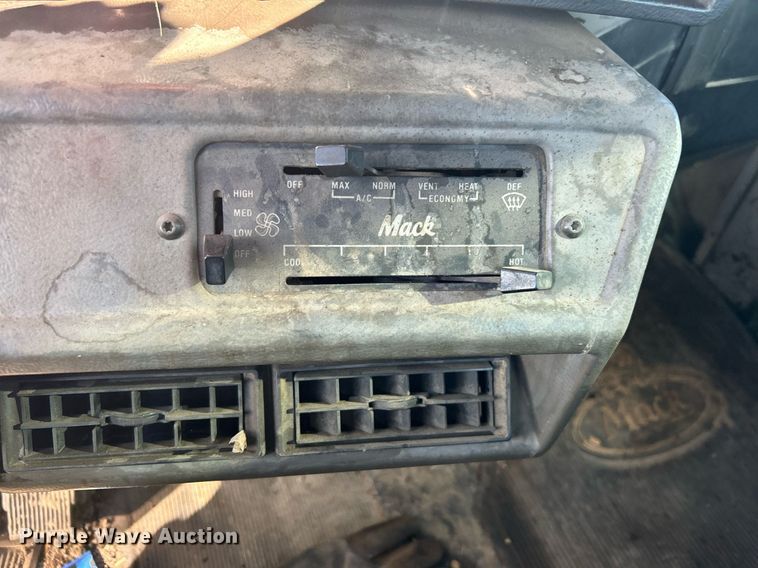 image for item NB9319 2002 Mack RD690P truck cab and chassis