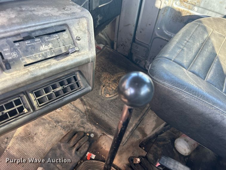 image for item NB9319 2002 Mack RD690P truck cab and chassis