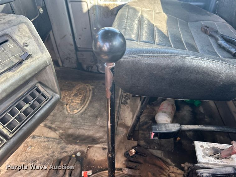 image for item NB9319 2002 Mack RD690P truck cab and chassis