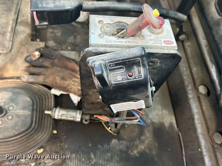 image for item NB9319 2002 Mack RD690P truck cab and chassis