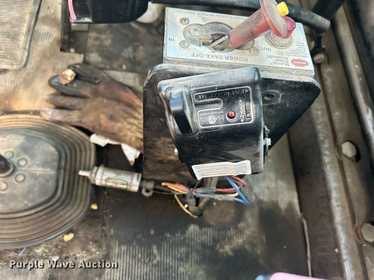 image for item NB9319 2002 Mack RD690P truck cab and chassis