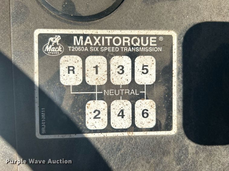 image for item NB9319 2002 Mack RD690P truck cab and chassis