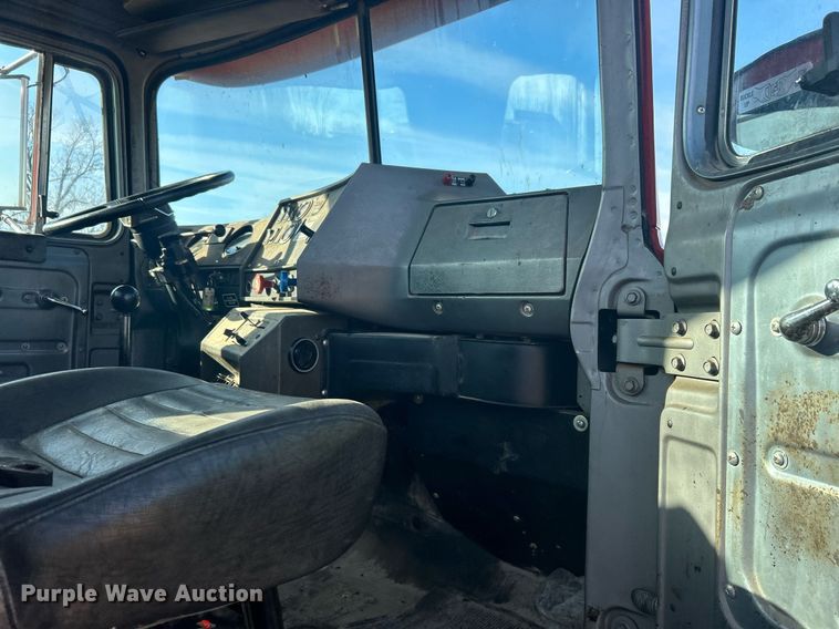 image for item NB9319 2002 Mack RD690P truck cab and chassis