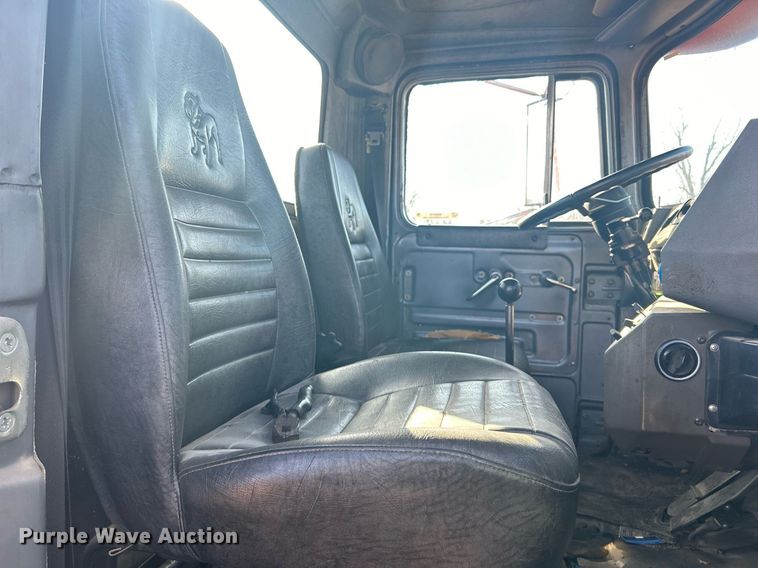 image for item NB9319 2002 Mack RD690P truck cab and chassis