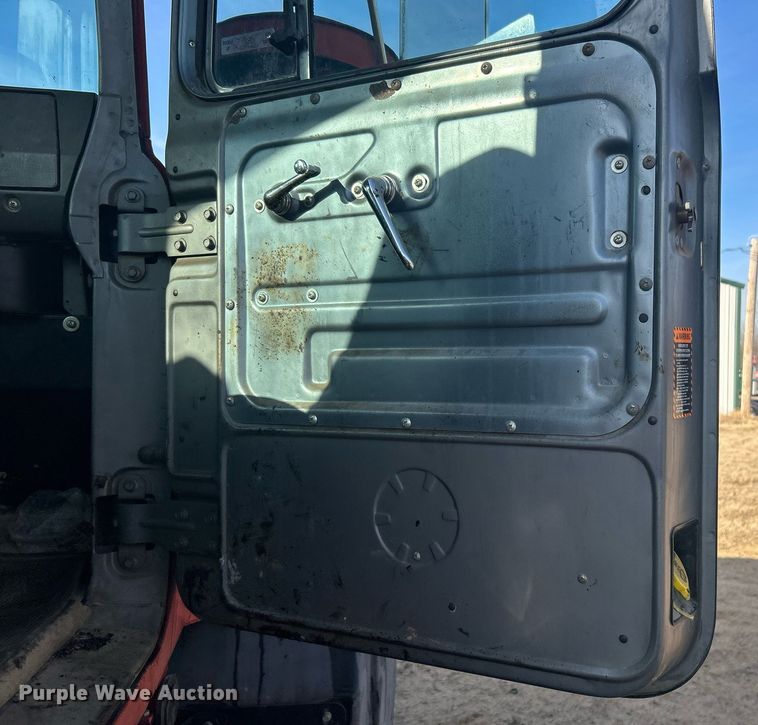 image for item NB9319 2002 Mack RD690P truck cab and chassis