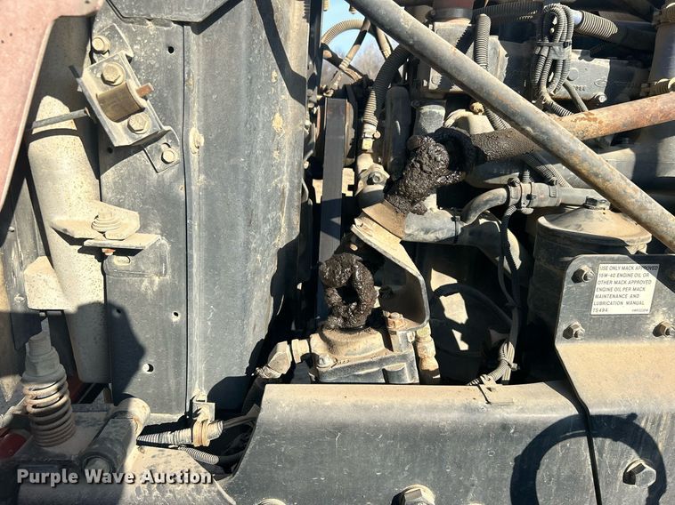 image for item NB9319 2002 Mack RD690P truck cab and chassis