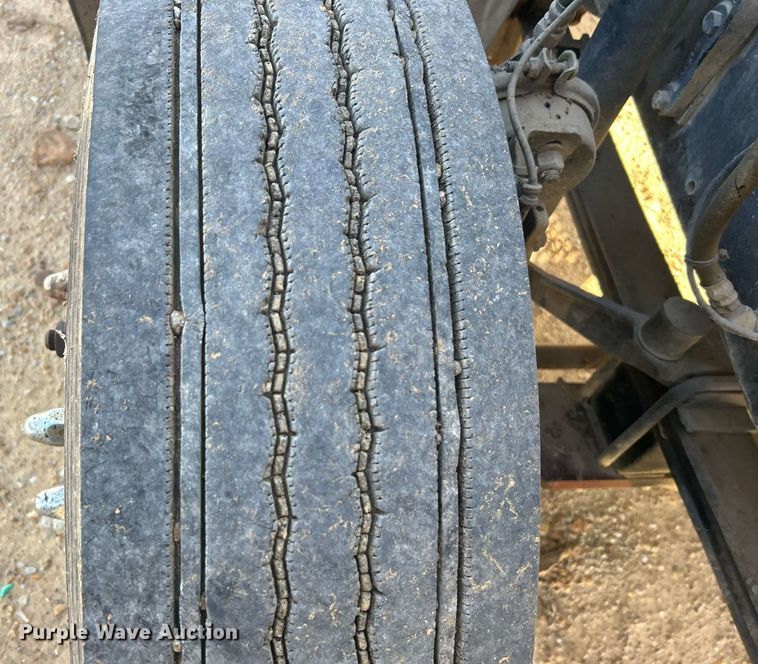 image for item NB9319 2002 Mack RD690P truck cab and chassis