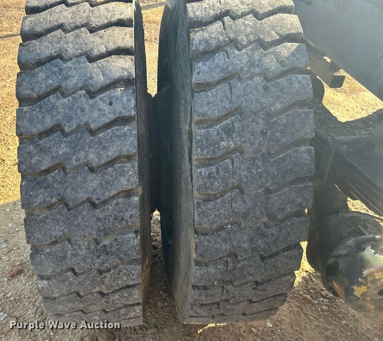 image for item NB9319 2002 Mack RD690P truck cab and chassis