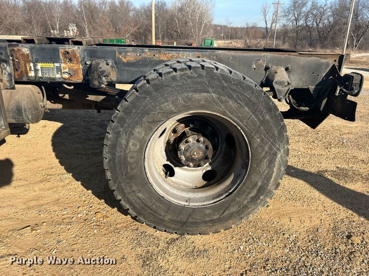 image for item NB9319 2002 Mack RD690P truck cab and chassis