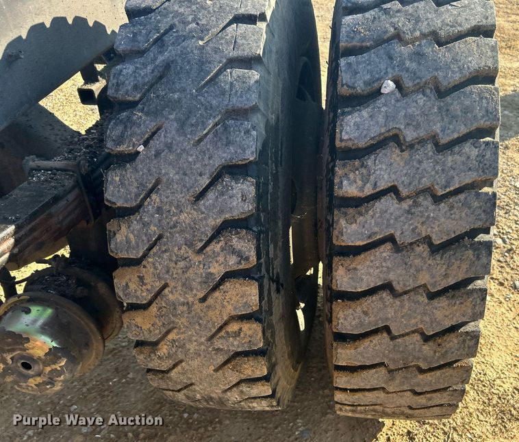 image for item NB9319 2002 Mack RD690P truck cab and chassis