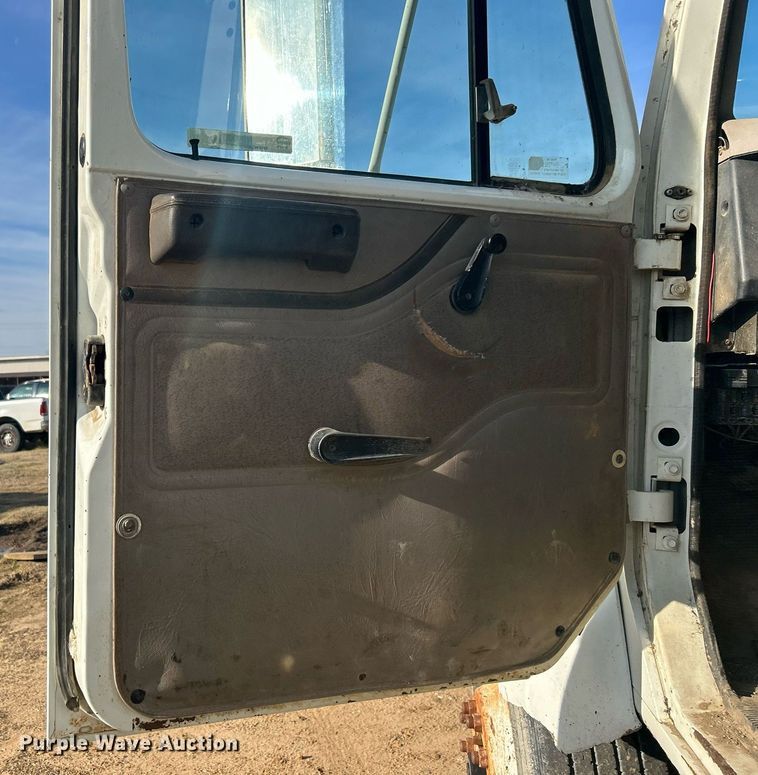 image for item NB9320 1998 International  4900 dump truck