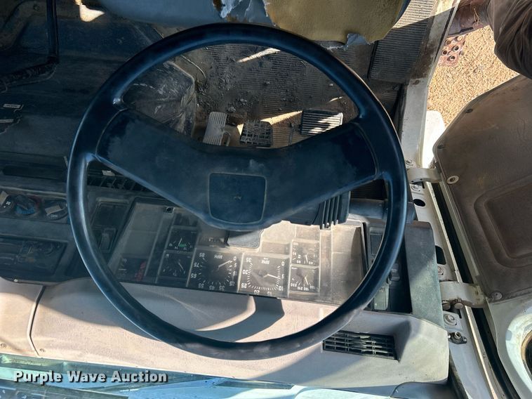 image for item NB9320 1998 International  4900 dump truck