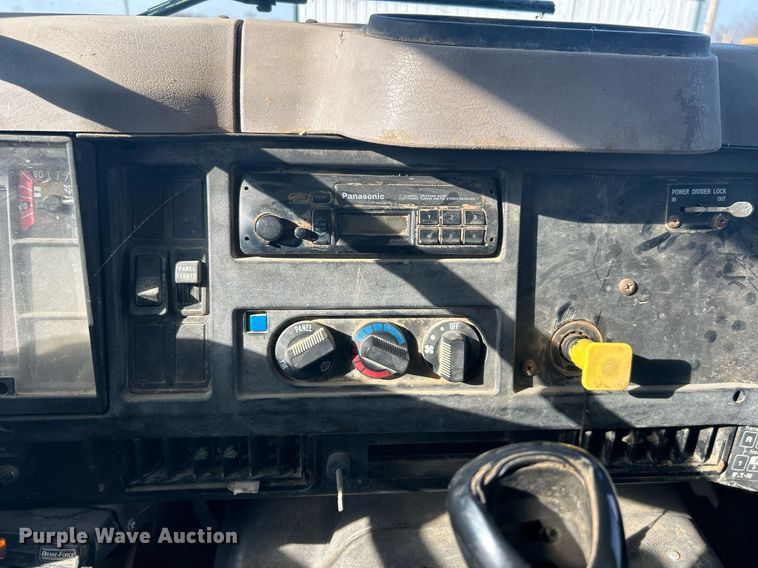 image for item NB9320 1998 International  4900 dump truck