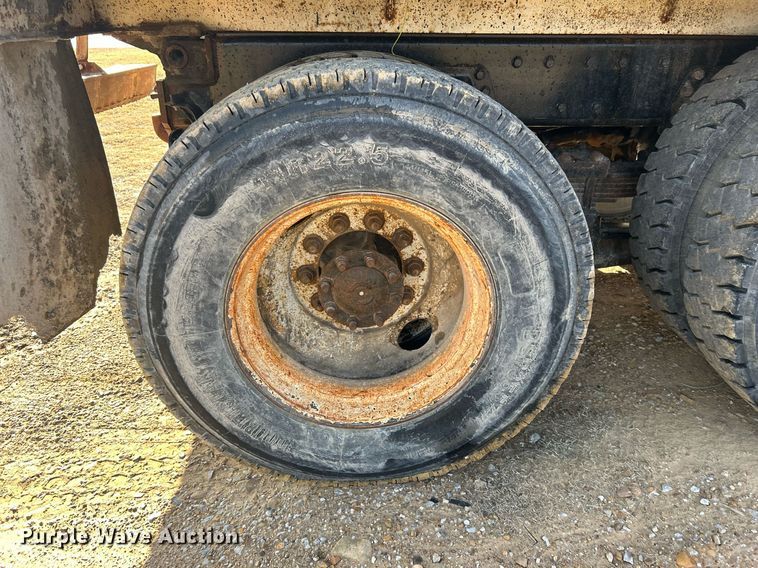 image for item NB9320 1998 International  4900 dump truck