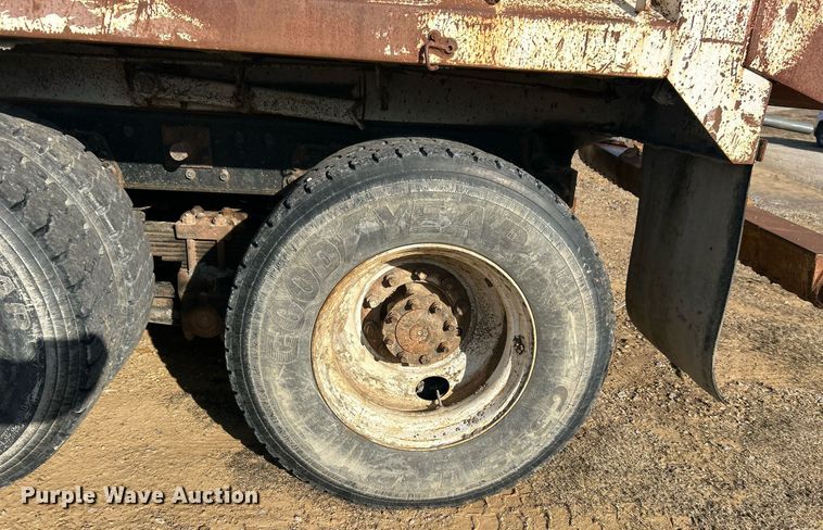 image for item NB9320 1998 International  4900 dump truck