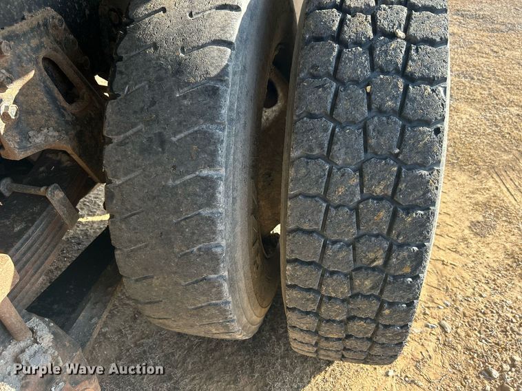 image for item NB9320 1998 International  4900 dump truck