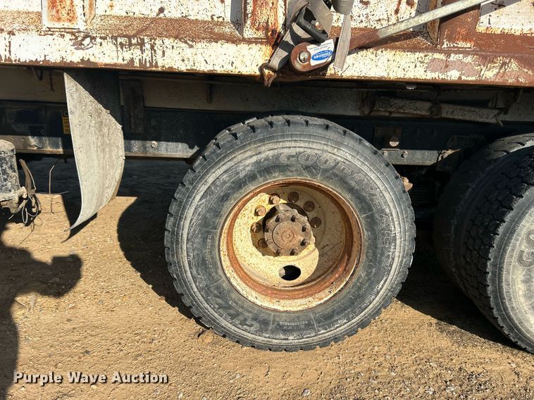 image for item NB9320 1998 International  4900 dump truck