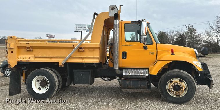 image for item NM9215 2006 International 7400 dump truck
