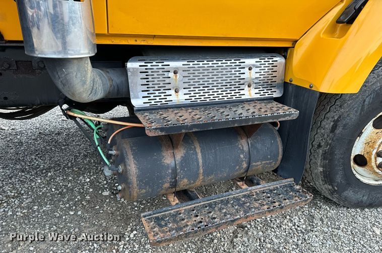 image for item NM9215 2006 International 7400 dump truck
