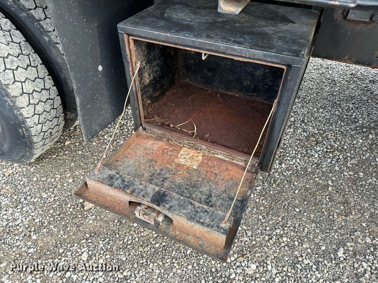 image for item NM9215 2006 International 7400 dump truck