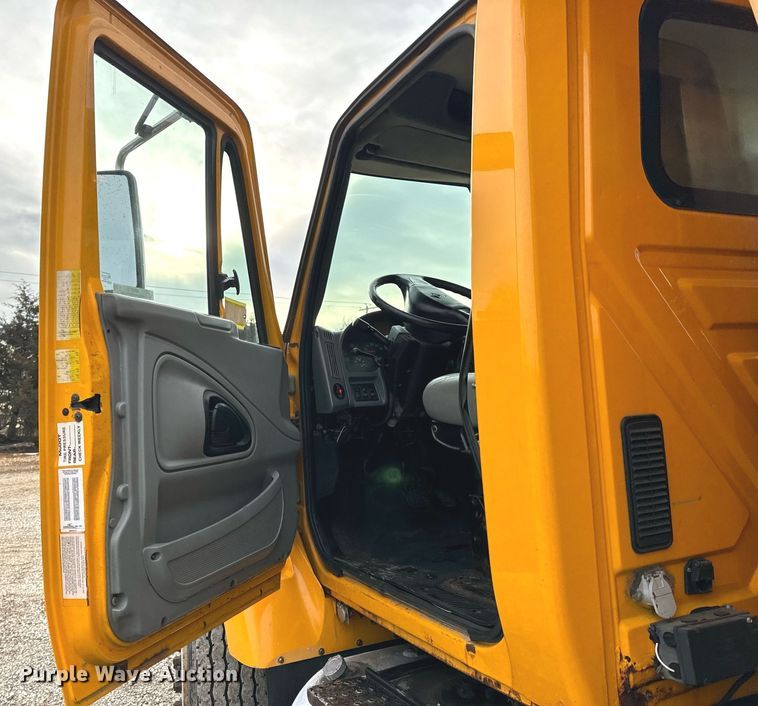 image for item NM9215 2006 International 7400 dump truck