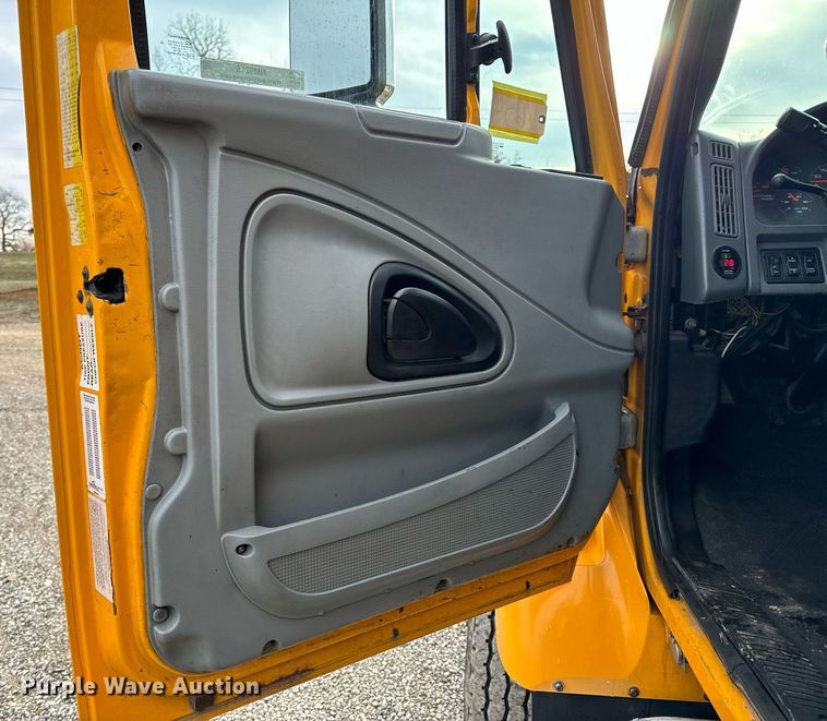 image for item NM9215 2006 International 7400 dump truck