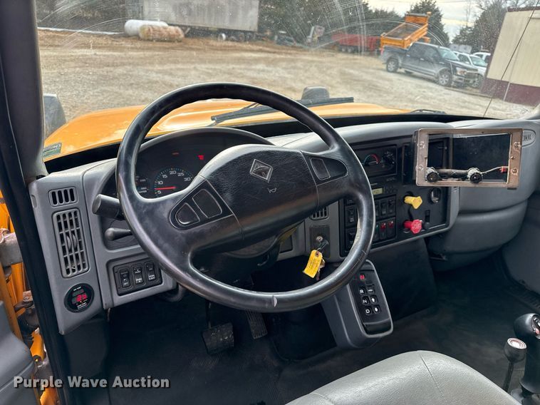 image for item NM9215 2006 International 7400 dump truck