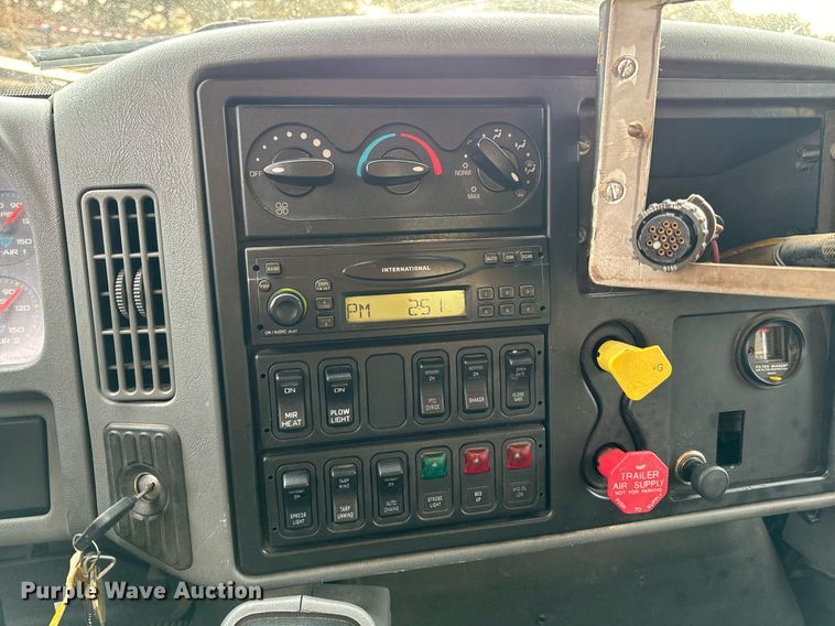 image for item NM9215 2006 International 7400 dump truck