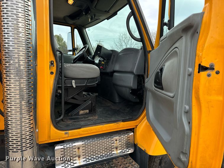 image for item NM9215 2006 International 7400 dump truck