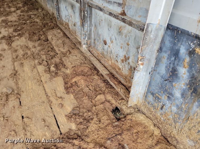 image for item DL7824 2009 Titan livestock trailer