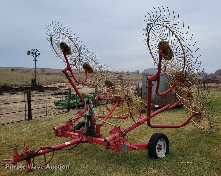 image for item DL7827 Tonutti hay rake