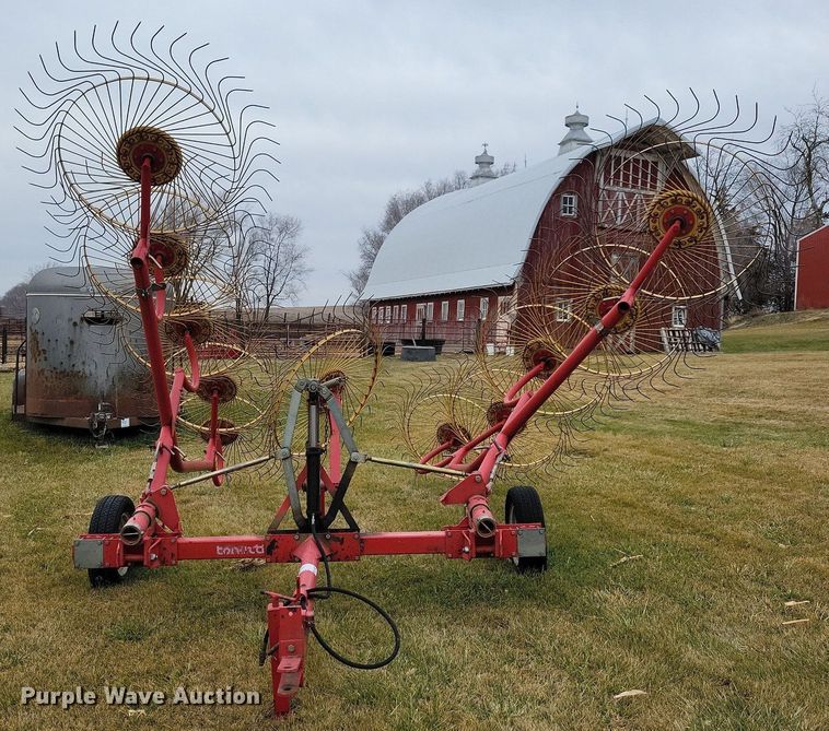 image for item DL7827 Tonutti hay rake