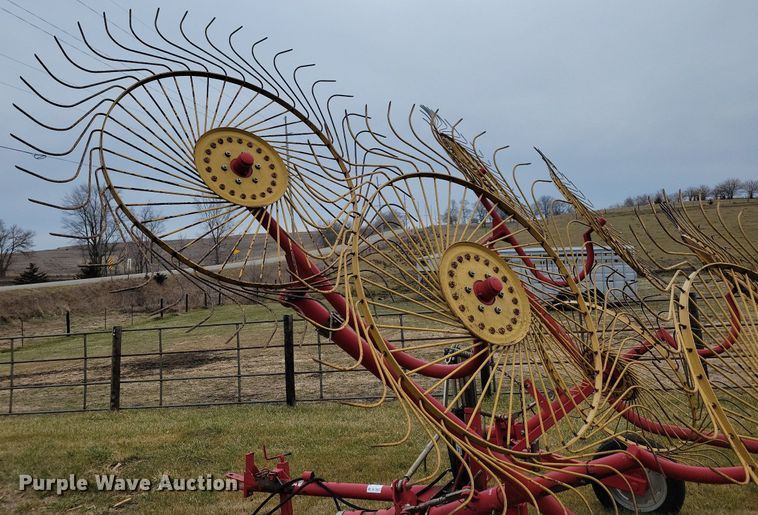 image for item DL7827 Tonutti hay rake