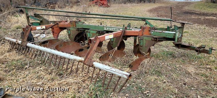 image for item DL7837 Oliver 565 one-way five bottom plow