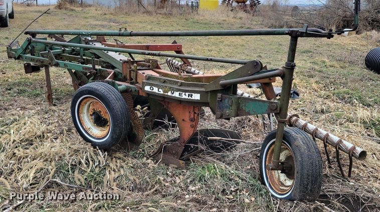 image for item DL7837 Oliver 565 one-way five bottom plow