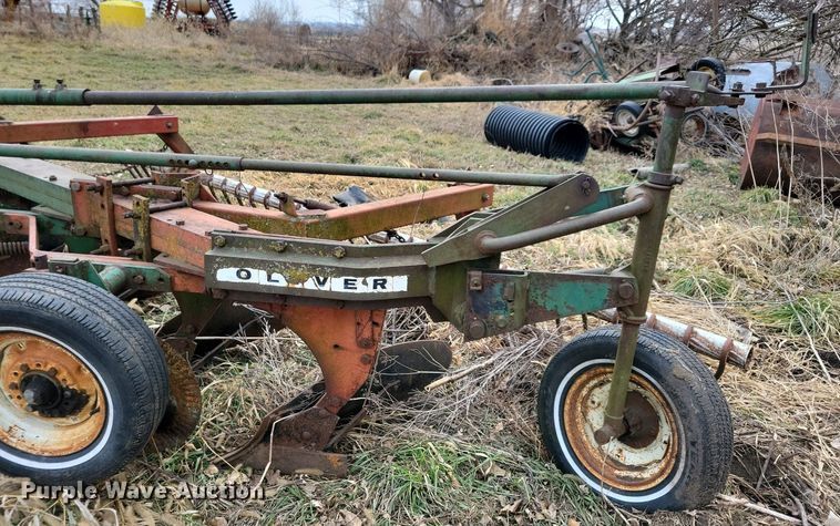 image for item DL7837 Oliver 565 one-way five bottom plow