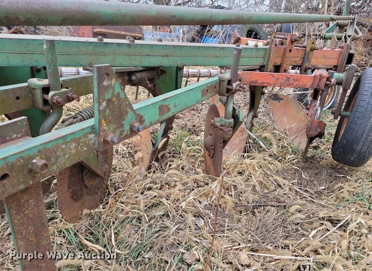 image for item DL7837 Oliver 565 one-way five bottom plow