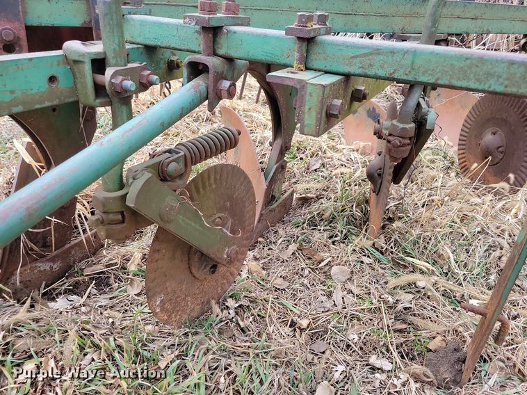 image for item DL7837 Oliver 565 one-way five bottom plow