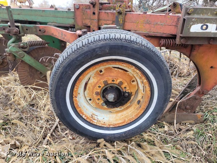 image for item DL7837 Oliver 565 one-way five bottom plow