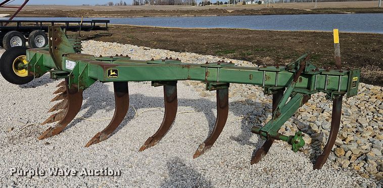 image for item DN7186 John Deere 915 V-ripper