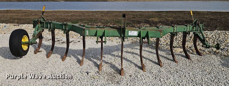 image for item DN7186 John Deere 915 V-ripper