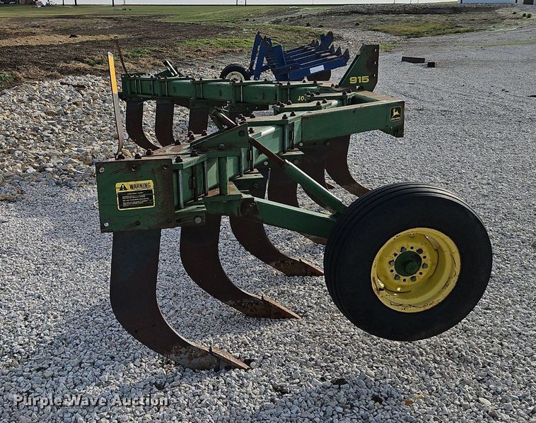 image for item DN7186 John Deere 915 V-ripper