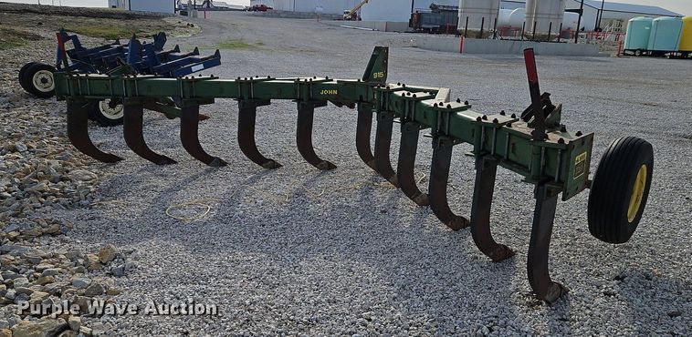 image for item DN7186 John Deere 915 V-ripper