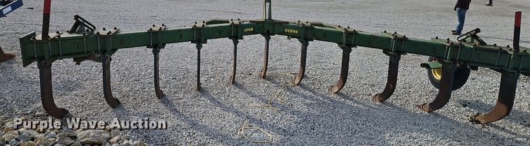image for item DN7186 John Deere 915 V-ripper