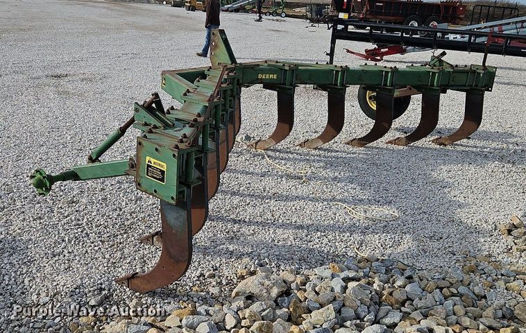 image for item DN7186 John Deere 915 V-ripper