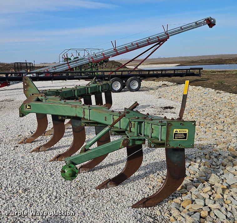 image for item DN7186 John Deere 915 V-ripper