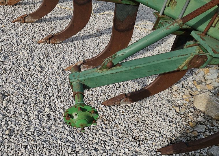 image for item DN7186 John Deere 915 V-ripper