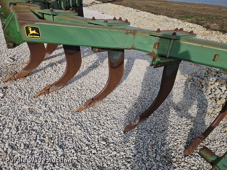 image for item DN7186 John Deere 915 V-ripper