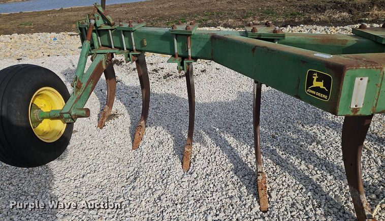 image for item DN7186 John Deere 915 V-ripper